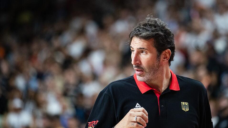 Basketball-Bundestrainer Alex Mumbru kehrt im EM-Achtelfinale zurück.