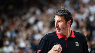 Basketball-Bundestrainer Alex Mumbru kehrt im EM-Achtelfinale zurück.