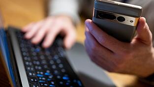 Bankkunde beim Online-Banking: Ermittler haben eine internationale Betrügerbande aufgespürt (Archivbild) Bankkunde beim Online-Banking: Ermittler haben eine internationale Betrügerbande aufgespürt (Archivbild)
