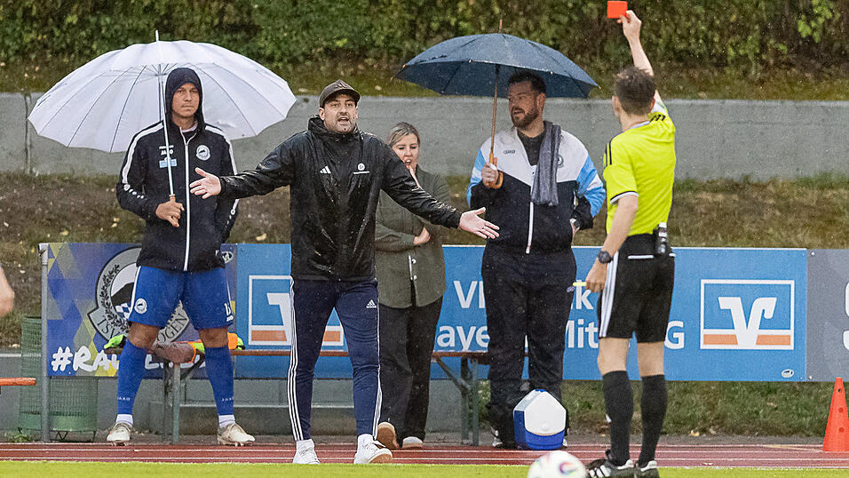 Nicht in jeder Szene mit dem Geschehen auf dem Platz einverstanden: Bogens Coach Max Bachl-Staudinger (M.). Nicht in jeder Szene mit dem Geschehen auf dem Platz einverstanden: Bogens Coach Max Bachl-Staudinger (M.).