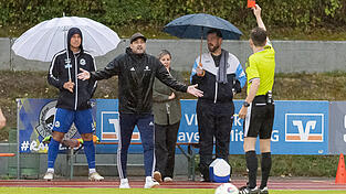 Nicht in jeder Szene mit dem Geschehen auf dem Platz einverstanden: Bogens Coach Max Bachl-Staudinger (M.). Nicht in jeder Szene mit dem Geschehen auf dem Platz einverstanden: Bogens Coach Max Bachl-Staudinger (M.).