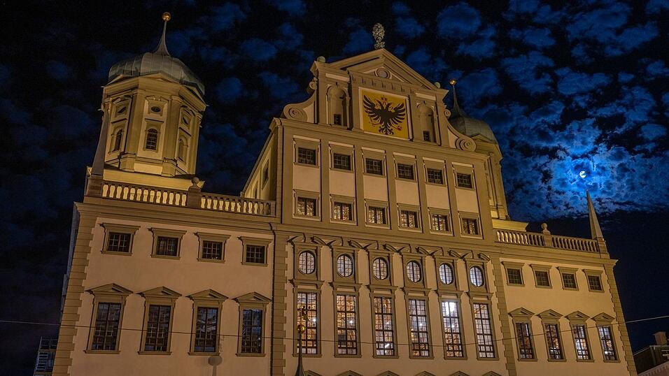 Das Augsburger Rathaus war lange Zeit des höchste nicht-kirchliche Gebäude in Deutschland. Das Augsburger Rathaus war lange Zeit des höchste nicht-kirchliche Gebäude in Deutschland.