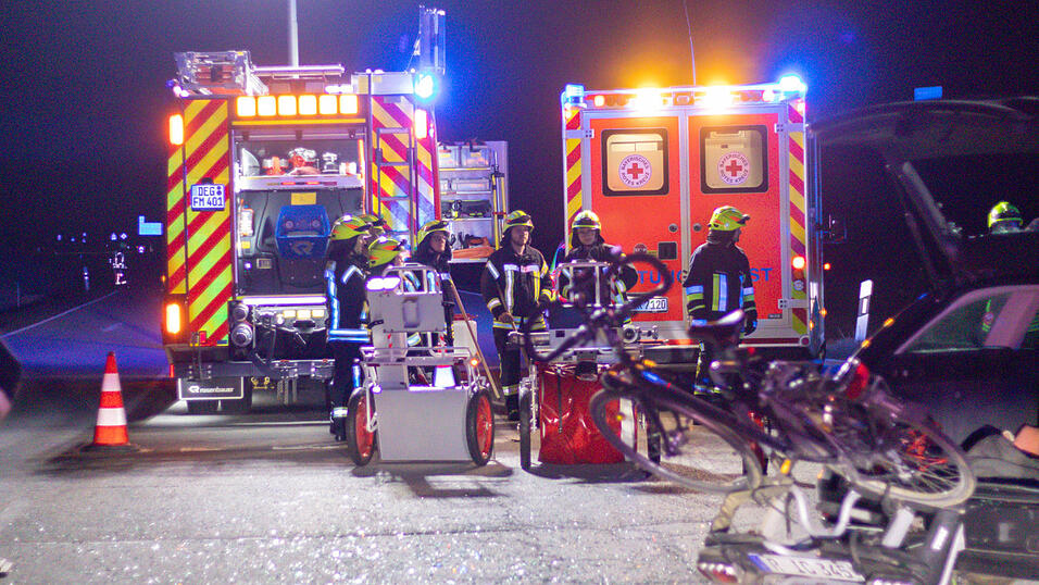 Die beiden Autos krachten mitten auf einer Kreuzung ineinander. Die beiden Autos krachten mitten auf einer Kreuzung ineinander.