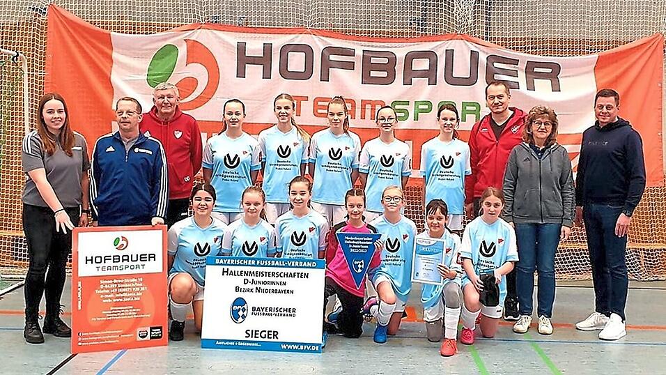 Die D-Juniorinnen haben im Frühjahr die niederbayerische Hallenmeisterschaft gewonnen - darüber freuen sich auch ihre Trainer Uli Grüb (3.v.l.) und Valentin Pejovski (3.v.r.).