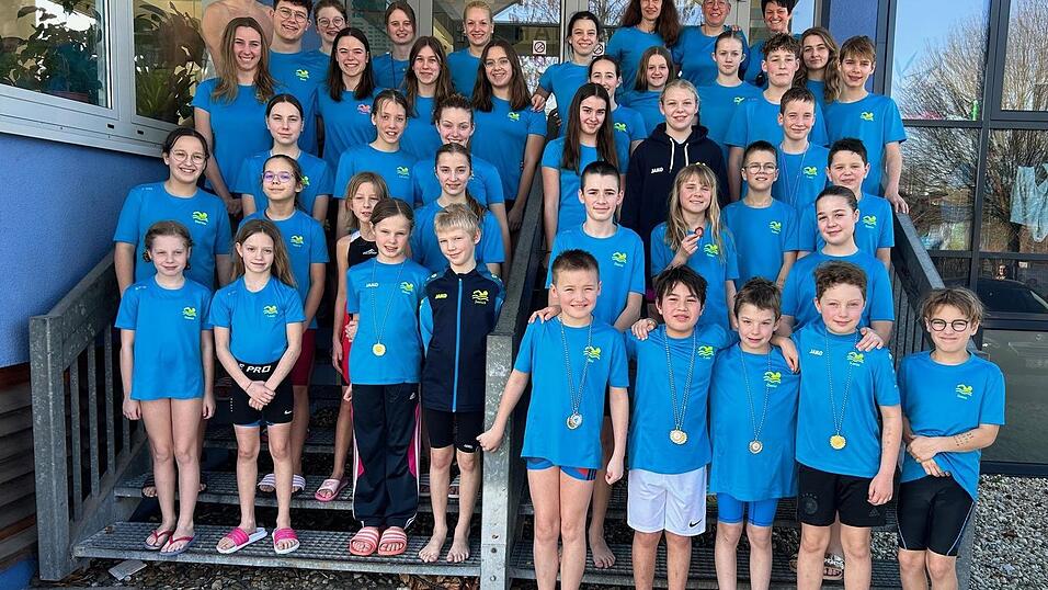 Die Mannschaft des SV Hengersberg mit den Trainern Jasmin Ebner, 2. Vorsitzende Veronika Richter, Nicole Sauer und Regina Steininger. Die Mannschaft des SV Hengersberg mit den Trainern Jasmin Ebner, 2. Vorsitzende Veronika Richter, Nicole Sauer und Regina Steininger.