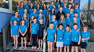 Die Mannschaft des SV Hengersberg mit den Trainern Jasmin Ebner, 2. Vorsitzende Veronika Richter, Nicole Sauer und Regina Steininger. Die Mannschaft des SV Hengersberg mit den Trainern Jasmin Ebner, 2. Vorsitzende Veronika Richter, Nicole Sauer und Regina Steininger.