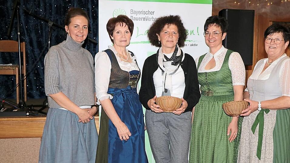 Die Landfrauenvorstandschaft &uuml;berreicht die Spende (v.l.) Irmgard Duller, Angelika Graf, Gertraud Ertl Vorsitzende Hospizverein, Monika Wagner, Gertraud Eichstetter.
