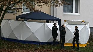 Ein Mädchen ist in Bremen aus einem Fenster gestürzt und den Verletzungen erlegen. Ein Mädchen ist in Bremen aus einem Fenster gestürzt und den Verletzungen erlegen.
