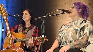 Mit ihren Powerstimmen servierten Steffi Koller (r.) und Marina Koller mit dem 90er-Jahre-Kulthit „What’s up“ der 4 Non Blondes eine besondere Einlage. Mit ihren Powerstimmen servierten Steffi Koller (r.) und Marina Koller mit dem 90er-Jahre-Kulthit „What’s up“ der 4 Non Blondes eine besondere Einlage.