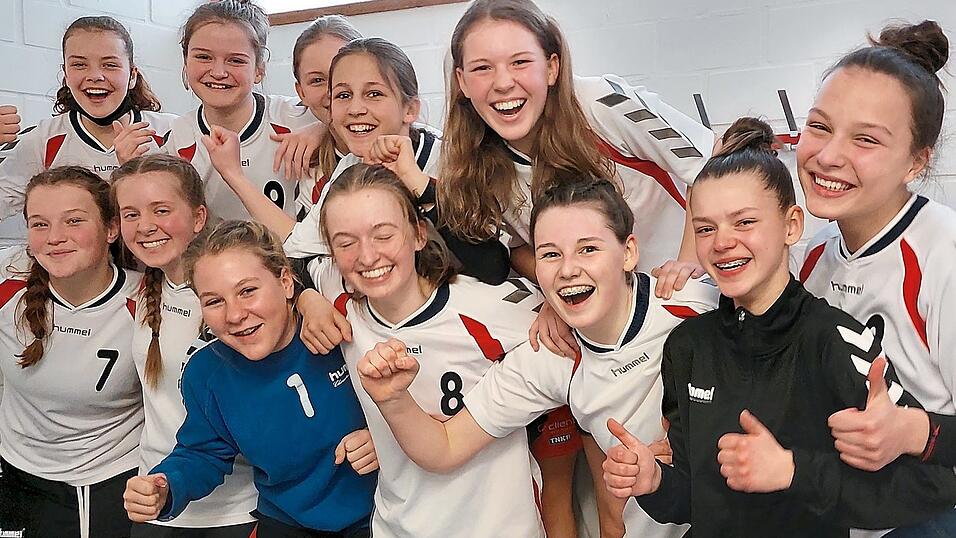 Die C-Juniorinnen der SGM freuen sich über den Titelgewinn. Die C-Juniorinnen der SGM freuen sich über den Titelgewinn.