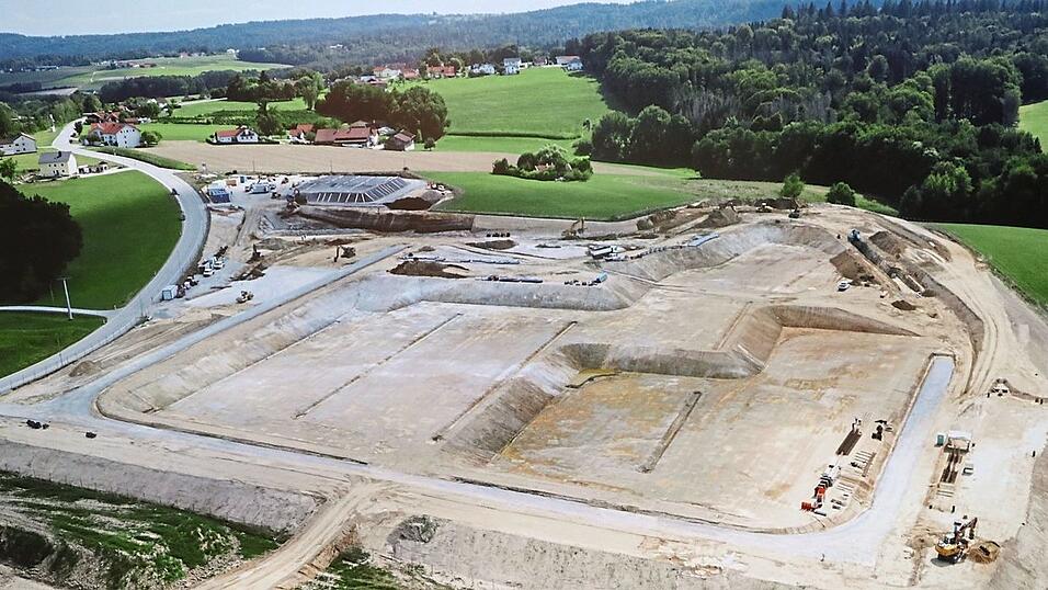 Das Luftbild zeigt das Ausmaß der Großbaustelle für das neue Gefängnis in Königschalding vor den Toren der Dreiflüssestadt. Das Luftbild zeigt das Ausmaß der Großbaustelle für das neue Gefängnis in Königschalding vor den Toren der Dreiflüssestadt.