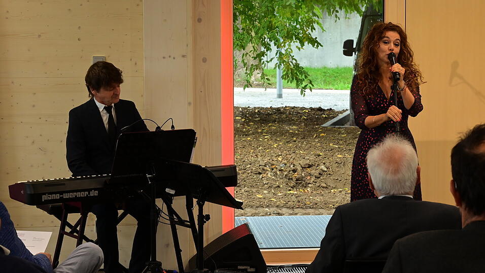 Zahlreiche Gäste aus Politik und Wirtschaft kamen zum Festakt in die Attenkofer Akademie. Zahlreiche Gäste aus Politik und Wirtschaft kamen zum Festakt in die Attenkofer Akademie.