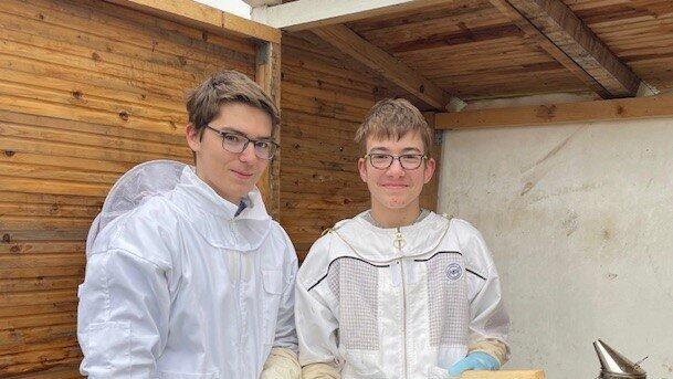 Die Jungimker Johannes Gritsch und Timo Behrens (v. l.) bei der Varroa-Befallskontrolle mittels Bodenschieber. Die Jungimker Johannes Gritsch und Timo Behrens (v. l.) bei der Varroa-Befallskontrolle mittels Bodenschieber.