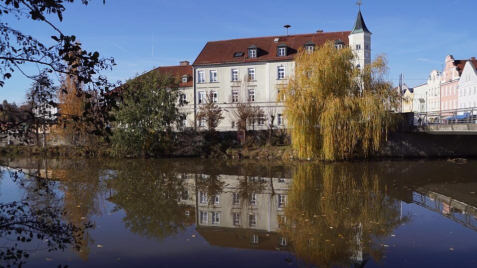Um die Pl&auml;tze im Vilsbiburger Stadtrat bewerben sich Kandidaten auf vier Listen. Den Chefsessel im Rathaus wollen drei Kandidaten erobern.