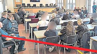 Vor zahlreichen Zuschauern beginnt der Mammutprozess gegen eine mutma&szlig;liche Bande jugendlicher Drogendealer aus dem Raum Straubing-Bogen.