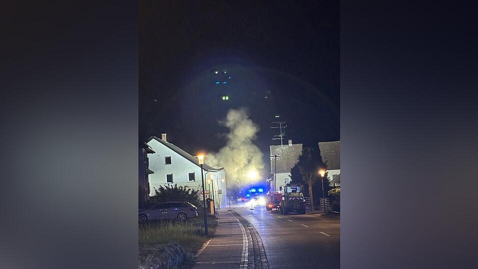 Mitten in der Nacht ist ein Haus in Geisenhausen (Kreis Landshut) in sich zusammengestürzt – vor den Augen der Feuerwehr. Mitten in der Nacht ist ein Haus in Geisenhausen (Kreis Landshut) in sich zusammengestürzt – vor den Augen der Feuerwehr.