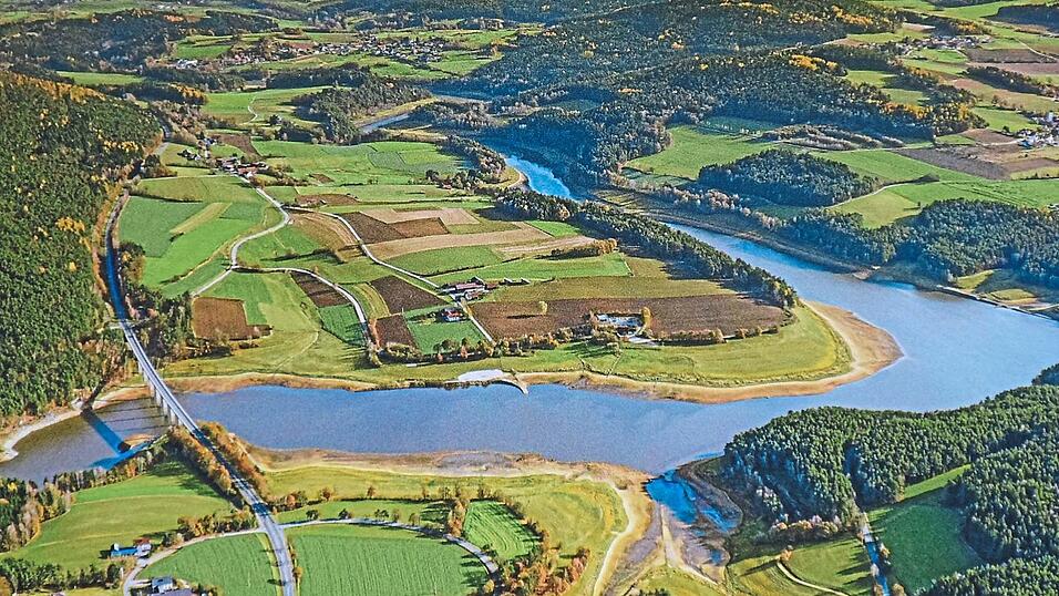 Der Eixendorfer Stausee bei der Absenkung 2016. Im Hintergrund, am oberen Bildrand, linke Hälfte, ist die Stadt Rötz zu sehen. Der Eixendorfer Stausee bei der Absenkung 2016. Im Hintergrund, am oberen Bildrand, linke Hälfte, ist die Stadt Rötz zu sehen.