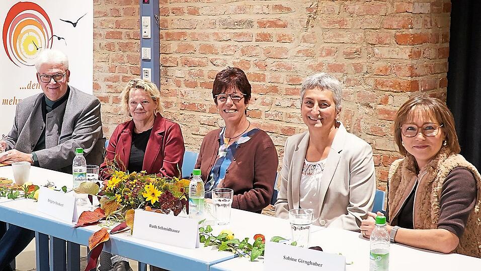Jürgen Stadler (v. l.), Hilde Witt, Brigitte Stockerl, Ruth Schmiedbauer und Sabine Gringhuber erzählten, wie sie zur Hospizarbeit kamen und was sie dabei antreibt und motiviert.