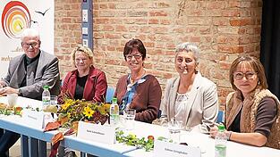 Jürgen Stadler (v. l.), Hilde Witt, Brigitte Stockerl, Ruth Schmiedbauer und Sabine Gringhuber erzählten, wie sie zur Hospizarbeit kamen und was sie dabei antreibt und motiviert.