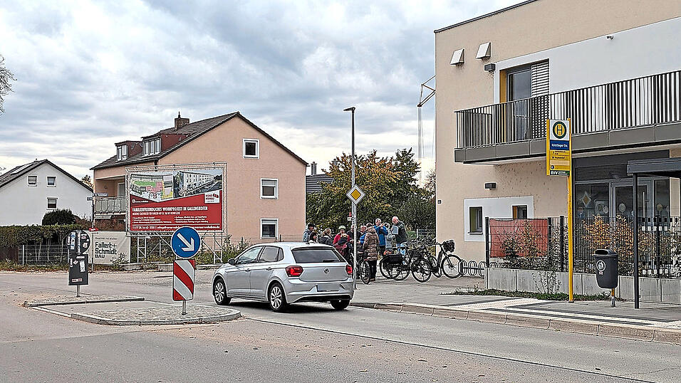 In Zukunft sollen die Autos am Kindergarten in der Chamer Straße nur noch mit Tempo 30 vorbei fahren dürfen. Anwohner und Eltern hatten schon lange eine Verbesserung der Verkehrssicherheit gefordert. In Zukunft sollen die Autos am Kindergarten in der Chamer Straße nur noch mit Tempo 30 vorbei fahren dürfen. Anwohner und Eltern hatten schon lange eine Verbesserung der Verkehrssicherheit gefordert.