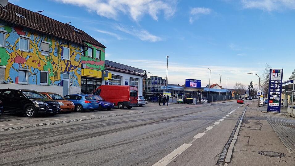 &Uuml;ber die Straubinger Stra&szlig;e sollen die T&auml;ter gefl&uuml;chtet sein. Ein Zeuge hat die drei schwarz gekleideten M&auml;nner mit Masken und Taschenlampen gegen&uuml;ber des Getr&auml;nkemarkts beobachtet.&nbsp;