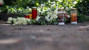 Nahe der Unfallstelle wurden am Nachmittag Kerzen aufgestellt und Blumen niedergelegt. Nahe der Unfallstelle wurden am Nachmittag Kerzen aufgestellt und Blumen niedergelegt.