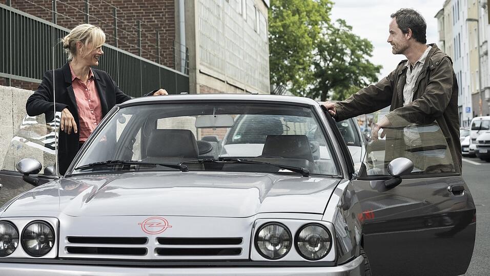 Zarte, leider einseitige Romanze im neu gekauften Manta: Martina B&ouml;nisch (Anna Schudt) und Peter Faber (J&ouml;rg Hartmann)