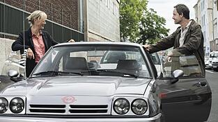 Zarte, leider einseitige Romanze im neu gekauften Manta: Martina Bönisch (Anna Schudt) und Peter Faber (Jörg Hartmann) Zarte, leider einseitige Romanze im neu gekauften Manta: Martina Bönisch (Anna Schudt) und Peter Faber (Jörg Hartmann)