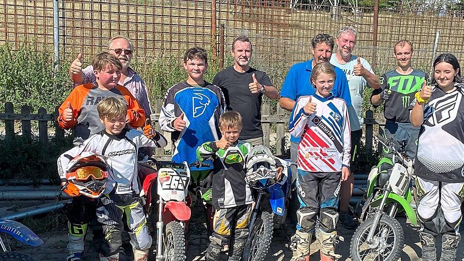 Am Ende des Tages durften die Kinder eine kleinen Teil der Motocross-Strecke abfahren.F Am Ende des Tages durften die Kinder eine kleinen Teil der Motocross-Strecke abfahren.F