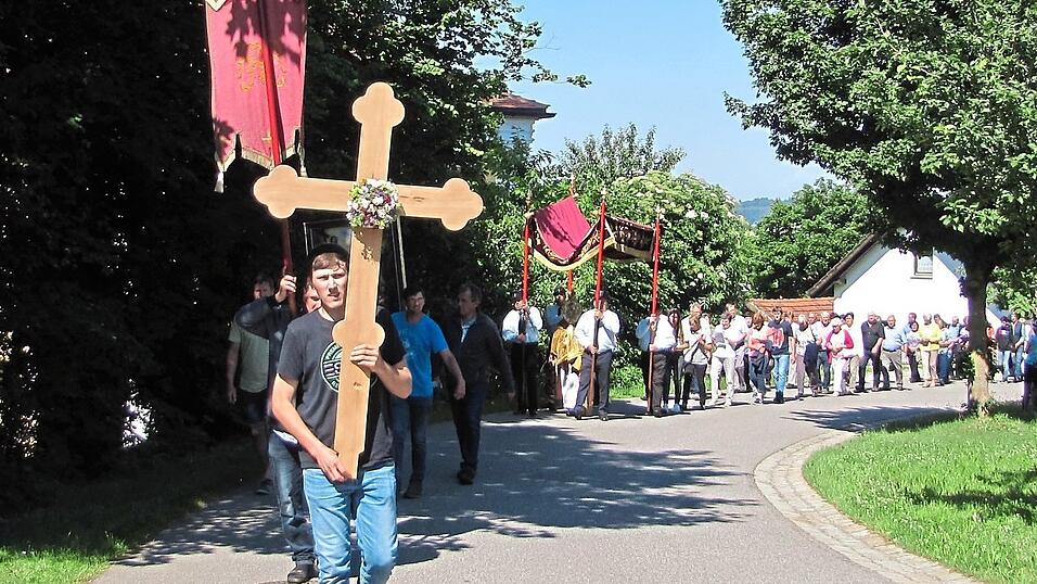 Mit einer Prozession zu Ehren der Heiligsten Dreifaltigkeit zogen die Gl&auml;ubigen zum Anwesen Johann Heuberger, wo ein Altar aufgesucht wurde.