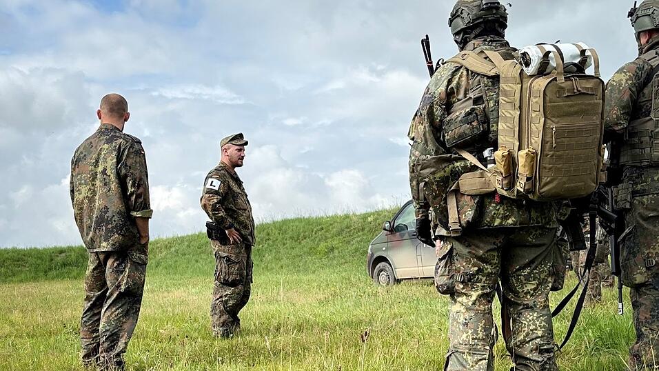 'So, heute zählt's' brieft Hauptmann Florian seine Soldaten vor dem Zugriff. 'So, heute zählt's' brieft Hauptmann Florian seine Soldaten vor dem Zugriff.