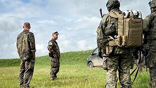 'So, heute zählt's' brieft Hauptmann Florian seine Soldaten vor dem Zugriff. 
