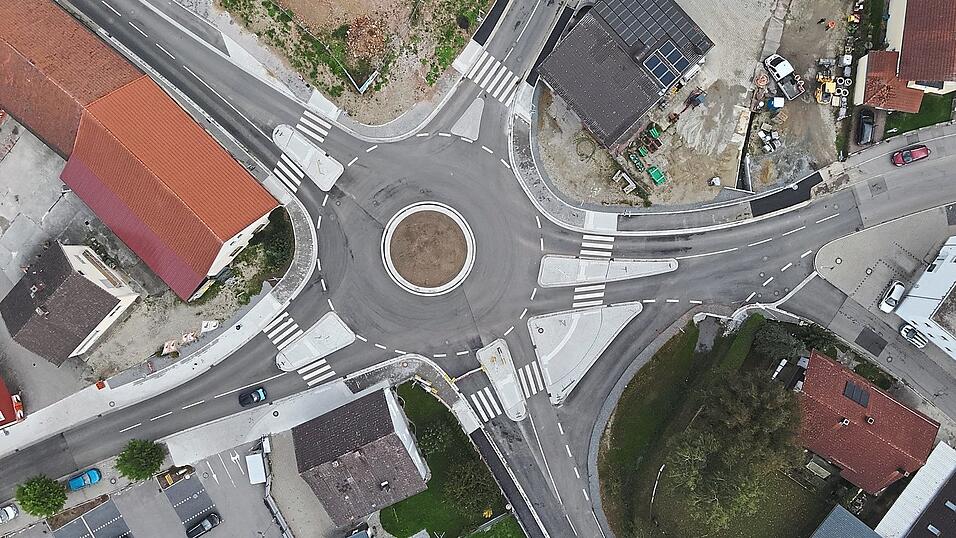 Nach schwierigen und langwierigen Bauphasen ist ein Kreisel entstanden. Nach schwierigen und langwierigen Bauphasen ist ein Kreisel entstanden.