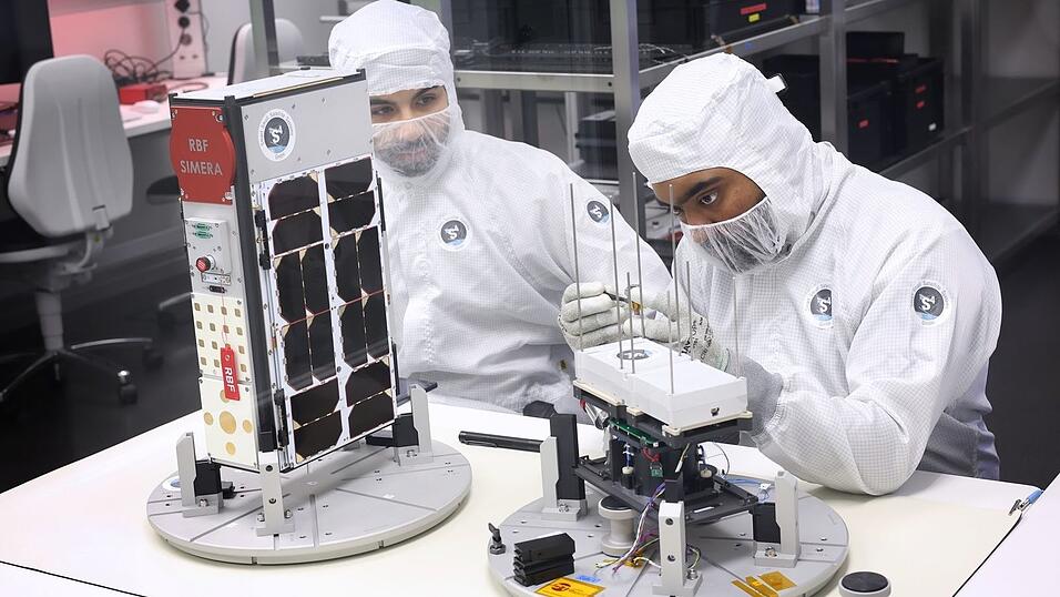 Bereits heute sind Mini-Satelliten aus Würzburg im All unterwegs. Geht es nach den Freien Wählern, soll der Freistaat bei der Erforschung und Produktion solcher Fluggeräte künftig europaweit an der Spitze stehen. (Archivbild) Bereits heute sind Mini-Satelliten aus Würzburg im All unterwegs. Geht es nach den Freien Wählern, soll der Freistaat bei der Erforschung und Produktion solcher Fluggeräte künftig europaweit an der Spitze stehen. (Archivbild)
