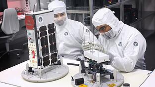 Bereits heute sind Mini-Satelliten aus Würzburg im All unterwegs. Geht es nach den Freien Wählern, soll der Freistaat bei der Erforschung und Produktion solcher Fluggeräte künftig europaweit an der Spitze stehen. (Archivbild) Bereits heute sind Mini-Satelliten aus Würzburg im All unterwegs. Geht es nach den Freien Wählern, soll der Freistaat bei der Erforschung und Produktion solcher Fluggeräte künftig europaweit an der Spitze stehen. (Archivbild)