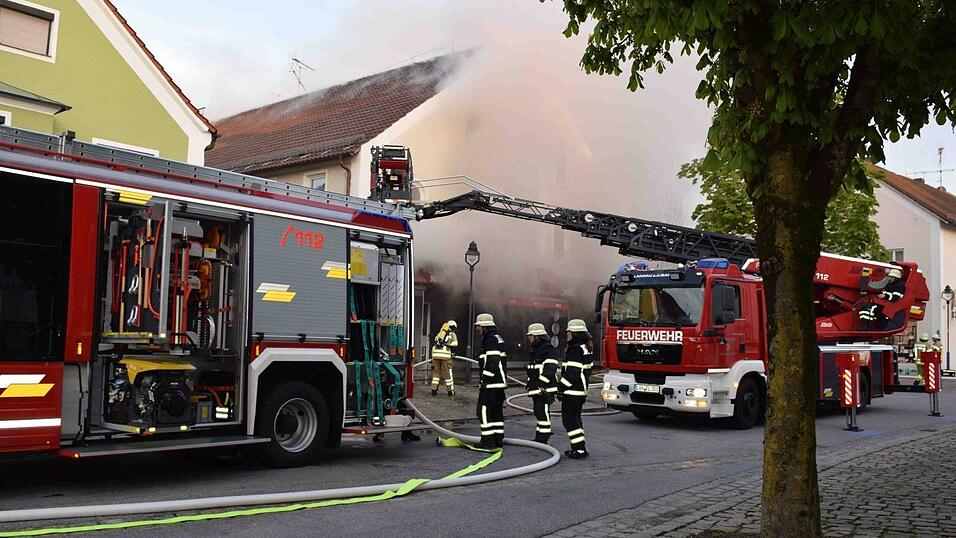 Feuerwehreinsatz am Freitagabend am Marktplatz in Wallersdorf.
