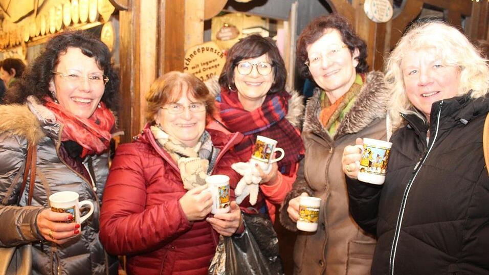 Die Perchtengruppe 'Frisinger Fratz'n' trat am Mittwochabend auf dem Landshuter Christkindlmarkt auf. Die Perchtengruppe 'Frisinger Fratz'n' trat am Mittwochabend auf dem Landshuter Christkindlmarkt auf.