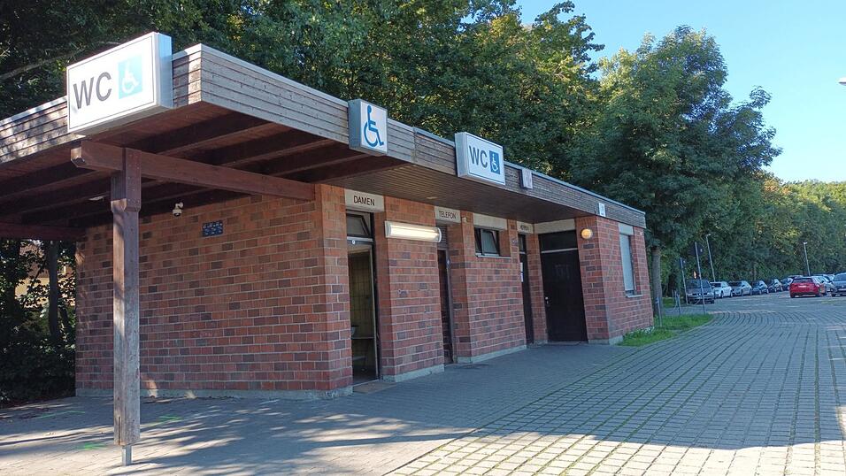 Eigentlich von außen ganz nett und innen auch sauber, dennoch ein Zweckbau, der in die Jahre gekommen ist und eine Ausstattung hat, die kein Aushängeschild mehr ist: das Klohäusl am Hagen. Eigentlich von außen ganz nett und innen auch sauber, dennoch ein Zweckbau, der in die Jahre gekommen ist und eine Ausstattung hat, die kein Aushängeschild mehr ist: das Klohäusl am Hagen.