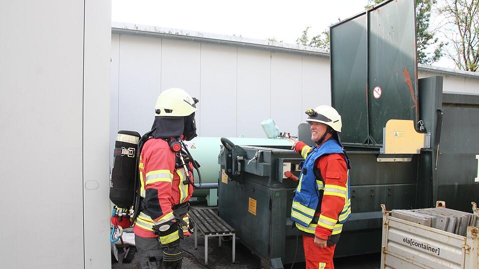 Manfred Tristl (r.) zeigt die Leckstelle an. Manfred Tristl (r.) zeigt die Leckstelle an.