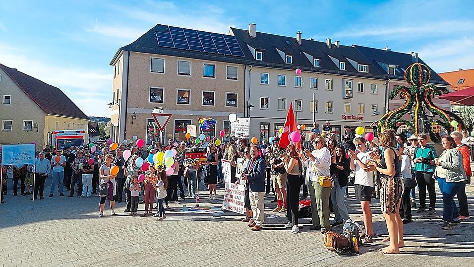 Bei strahlendem Sonnenschein versammelten sich die Teilnehmenden auf dem Marktplatz.