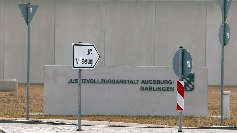 Der Eingangsbereich der Justizvollzugsanstalt (JVA) in Gablingen bei Augsburg. Die bundesweite Anti-Folter-Kommission hat nun einen neuen, umfassenden Bericht über das umstrittene Gefängnis vorgelegt. (Archivbild)