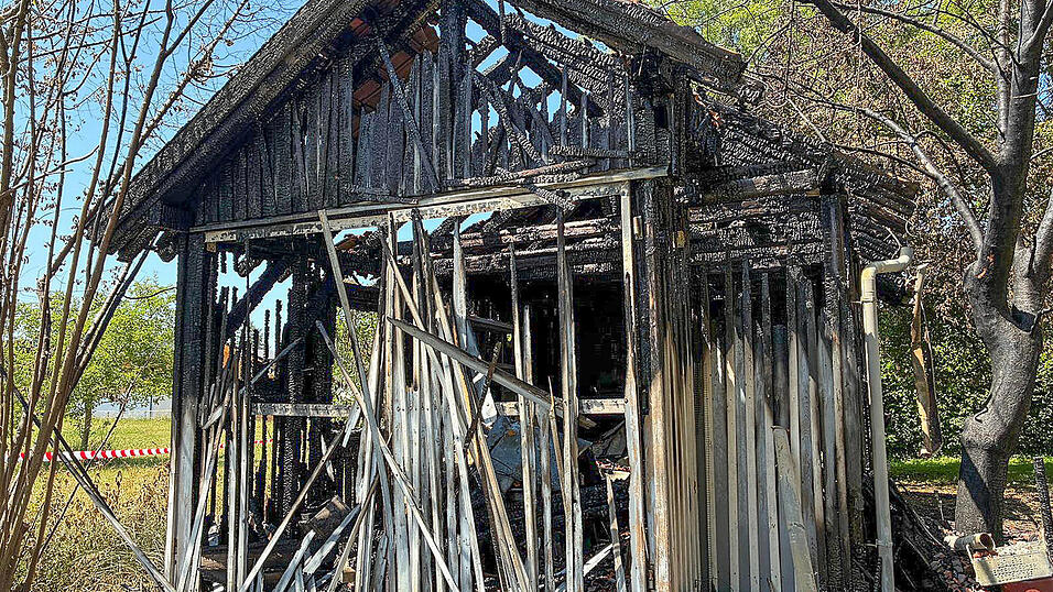 Die Scheune Stunden nach dem Brand.