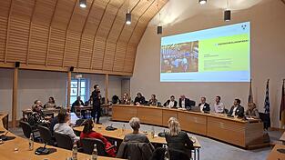 Prof Marius Otto (stehend) moderierte am Dienstag die Abschlussveranstaltung der Bürgerbeteiligung.
