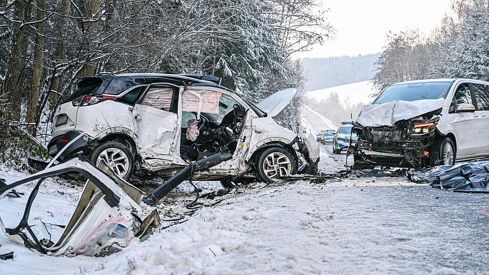 Bei einem Frontalzusammenstoß zweier Autos im bayerischen Landkreis Dingolfing-Landau sind zwei Menschen ums Leben gekommen. Bei einem Frontalzusammenstoß zweier Autos im bayerischen Landkreis Dingolfing-Landau sind zwei Menschen ums Leben gekommen.