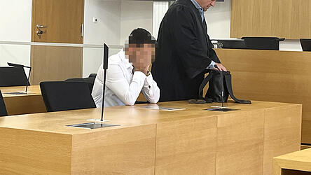 Der Angeklagte und mit seinem Anwalt, Dr. Christian Meisl. Der Angeklagte und mit seinem Anwalt, Dr. Christian Meisl.