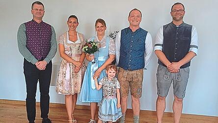 B&uuml;rgermeister Mario H&ouml;cherl vollzog die Eheschlie&szlig;ung von Lisa Frohnauer und Martin Heigl.