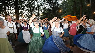 Die Tanzfläche war bis weit nach Mitternacht gut gefüllt. Die Tanzfläche war bis weit nach Mitternacht gut gefüllt.