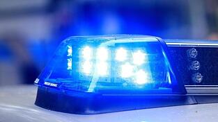 Ein Fahrzeug der Polizei ist mit Blaulicht im Einsatz.