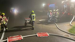 Lange Schlauchleitungen überquerten die Straße mittels verlegten Schlauchbrücken.