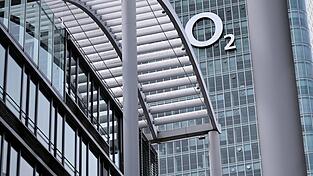 Das Logo bleibt zwar gro&szlig; h&auml;ngen an der M&uuml;nchner Deutschlandzentrale, die Gesamtzahl der Belegschaft wird aber kleiner. (Archivbild)